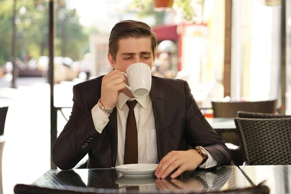 Joven Traje Negocios Negro Camisa Blanca Corbata Sienta Café Calle — Foto de Stock