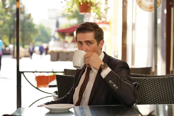 Young Man Black Business Suit White Shirt Tie Sitting City — Stock Photo, Image