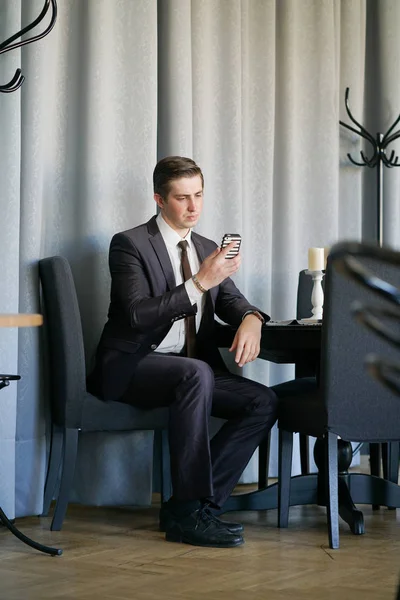 Joven Con Traje Negocios Negro Camisa Blanca Corbata Mirando Las — Foto de Stock