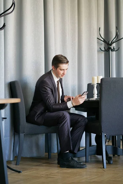 Joven Con Traje Negocios Negro Camisa Blanca Corbata Mirando Las — Foto de Stock