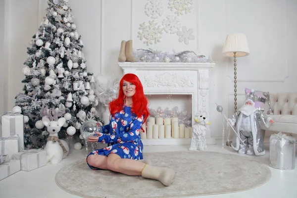Πολύ Χαριτωμένο Redheaded Κορίτσι Φορώντας Μπλε Υπερμεγέθη Φόρεμα Χιονάνθρωπους Και — Φωτογραφία Αρχείου