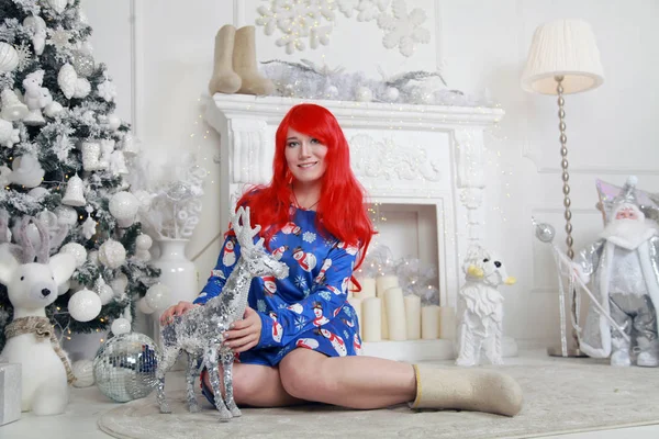 Πολύ Χαριτωμένο Redheaded Κορίτσι Φορώντας Μπλε Υπερμεγέθη Φόρεμα Χιονάνθρωπους Και — Φωτογραφία Αρχείου