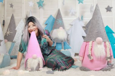 Gözlüklü Şirin beyaz kız büyük oyuncak cüceler kalabalığın arasında onu beyaz odada eğleniyor