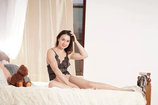 Bella Donna Felice Sorridente Indossare Lingerie Pizzo Rilassarsi Sul Letto — Foto Stock