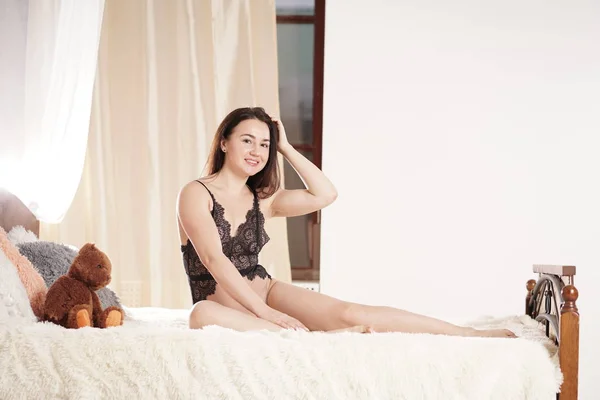 레이스 란제리 집에서 그녀의 침실에서 그녀의 장난감 침대에서 — 스톡 사진