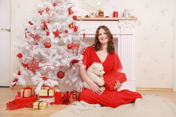 Trevlig Kvinna Lång Röd Frack Ler Blygt Nära Vit Julgran — Stockfoto
