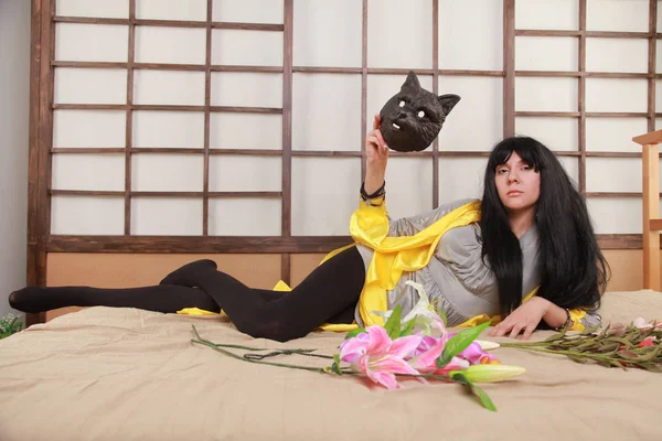 Sarı Elbise Siyah Külotlu Çorap Bej Onun Yatağında Oryantal Tarzda — Stok fotoğraf