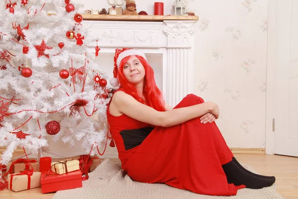 Alta Ragazza Magra Senza Trucco Posa Vicino Camino Albero Natale — Foto Stock