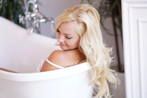 Hermosa Chica Rubia Adulta Posando Baño Relajante — Foto de Stock