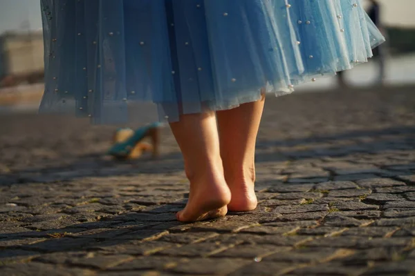 Hermosa Chica Camina Salta Descalza Sobre Los Adoquines Ciudad Junto — Foto de Stock