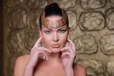 Tan poz esmer güzel. Mısır tarzı zengin lüks mücevher altın arka plan üzerinde kadınla.