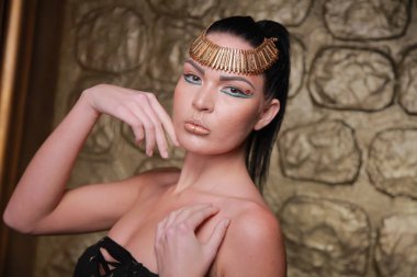 Tan poz esmer güzel. Mısır tarzı zengin lüks mücevher altın arka plan üzerinde kadınla.