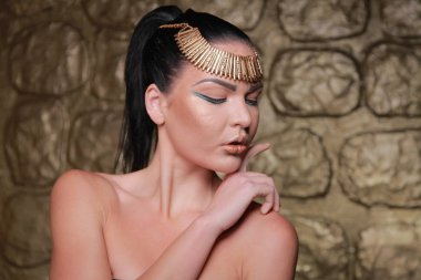 Tan poz esmer güzel. Mısır tarzı zengin lüks mücevher altın arka plan üzerinde kadınla.