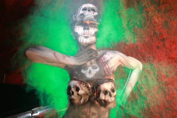 Zombie Muerte Chica Con Miedo Cuerpo Arte Posando Noche Humo —  Fotos de Stock