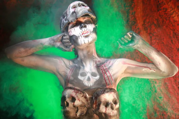 Zombie Död Flicka Med Skrämmande Kroppskonst Poserar Natten Den Grön — Stockfoto