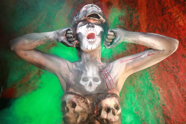 Zombie Muerte Chica Con Miedo Cuerpo Arte Posando Noche Humo —  Fotos de Stock