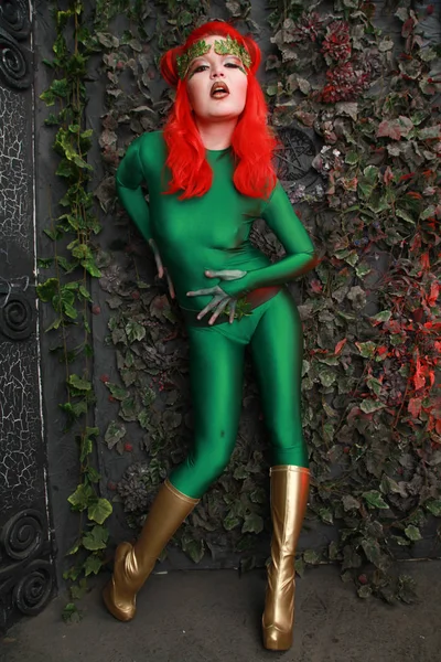 Красивая Молодая Женщина Рыжими Волосами Позирует Зеленом Костюме Рядом Листьями — стоковое фото