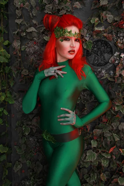 Красивая Молодая Женщина Рыжими Волосами Позирует Зеленом Костюме Рядом Листьями — стоковое фото