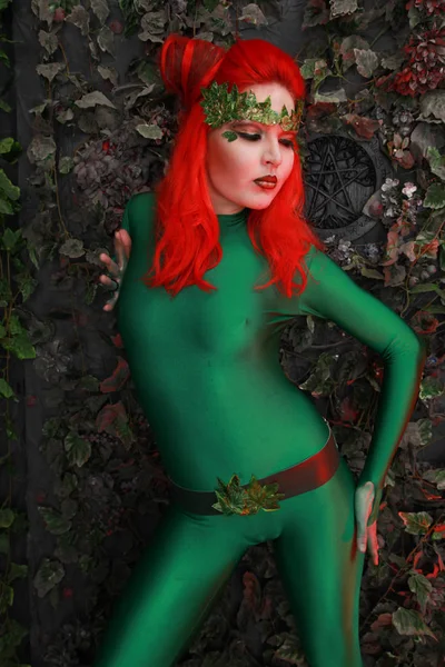 Güzel Genç Kadın Kızıl Saçlı Yeşil Kostüm Yaprakları Yakınındaki Poz — Stok fotoğraf