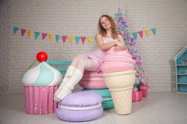 güzel genç kız pijama giyiyor ve onun white room ile şirin yılbaşı ağacı ve hediyeler yalnız ile büyük şeker sever