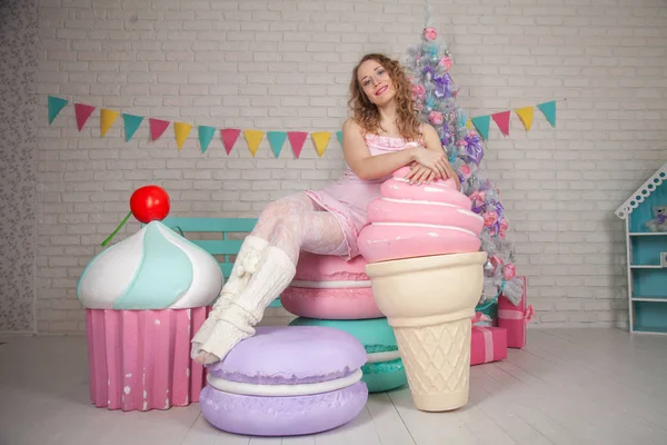 güzel genç kız pijama giyiyor ve onun white room ile şirin yılbaşı ağacı ve hediyeler yalnız ile büyük şeker sever