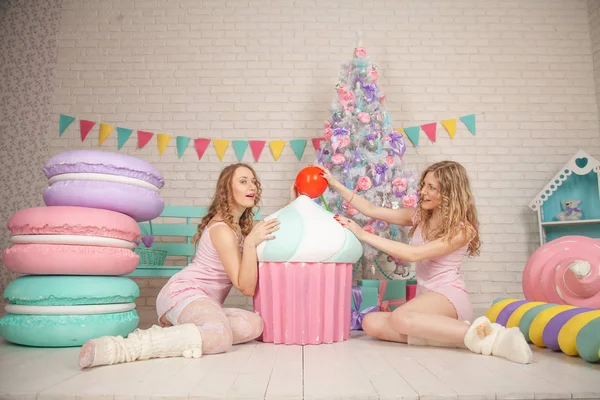 Twee Schattige Beste Vrienden Zitten Roze Pyjama Grond Genieten Lachen — Stockfoto