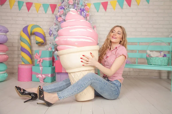 Schattige Lachende Slim Meisje Shirt Spijkerbroek Poseren Met Haar Favoriete — Stockfoto