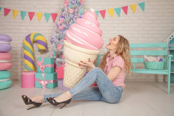 Schattige Lachende Slim Meisje Shirt Spijkerbroek Poseren Met Haar Favoriete — Stockfoto