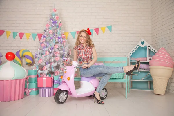 Slanke Pin Stijl Meisje Poseren Creatieve Kinderachtig Kamer Kerstavond Met — Stockfoto