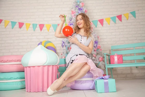 Leuke Jonge Vrouw Polka Dot Wit Retro Jurk Poseren Met — Stockfoto