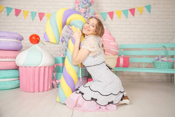Mooi Retro Meisje Met Kleurrijke Lollipop Met Een Kromme Stok — Stockfoto