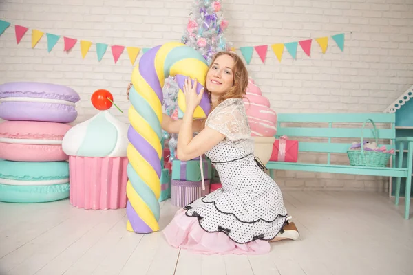 Mooi Retro Meisje Met Kleurrijke Lollipop Met Een Kromme Stok — Stockfoto