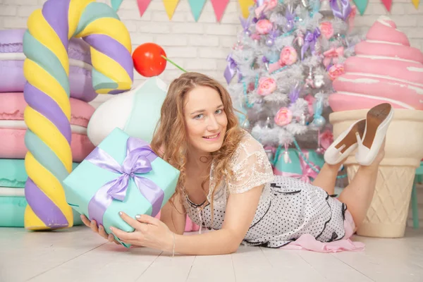 Kerst Meisje Met Vakken Van Presenteert Kleurrijke Vakantie Achtergrond Met — Stockfoto