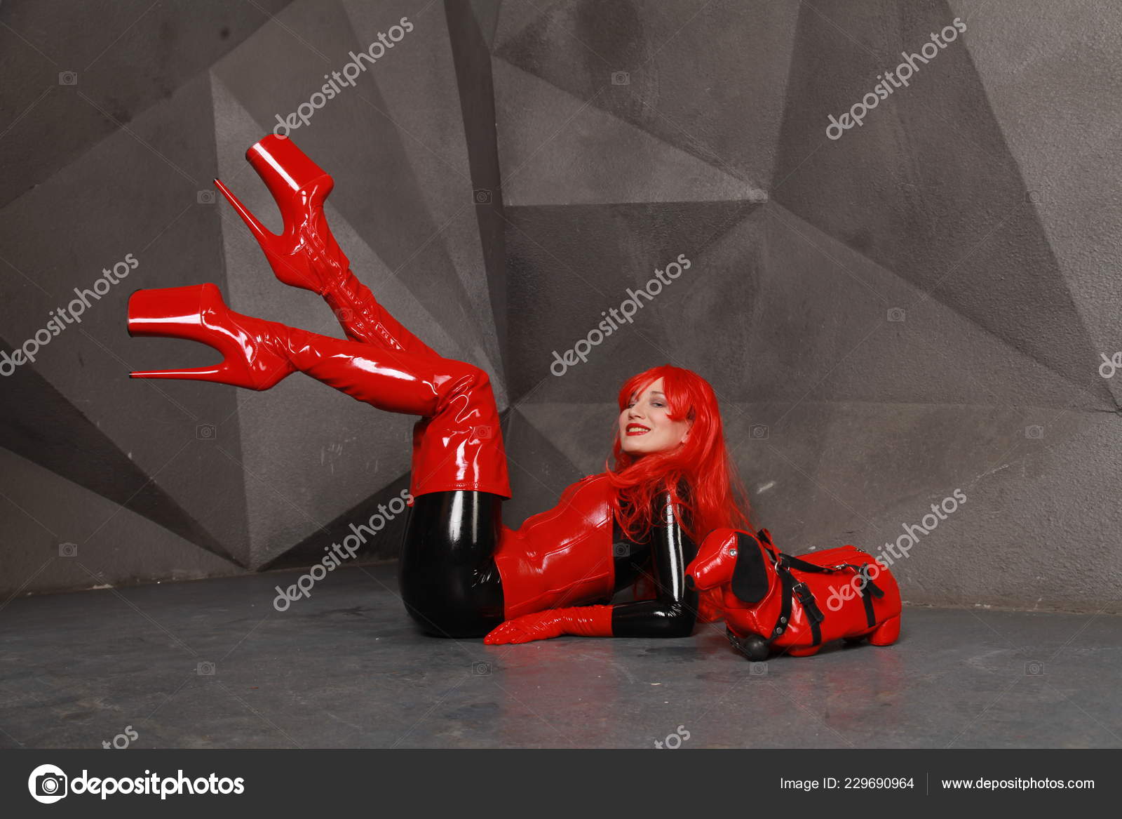 Sexy Kinky Mistress Woman Posing Black Latex Rubber Catsuit Red — Stock