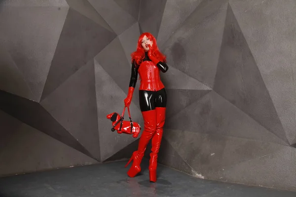 Sexy Versaute Herrin Posiert Schwarzem Latex Gummi Catsuit Und Rotem — Stockfoto