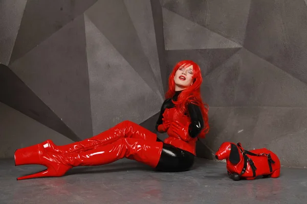 Szexi Kinky Szeretője Pózol Fekete Latex Gumi Catsuit Piros Fényes — Stock Fotó
