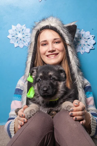 Mulher Bonita Chapéu Inverno Pele Segurando Filhote Cachorro Pastor Bonito — Fotografia de Stock