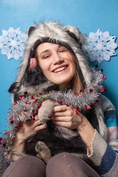 Mooie Vrouw Bont Winter Hat Holding Kleine Schattige Herder Puppy — Stockfoto