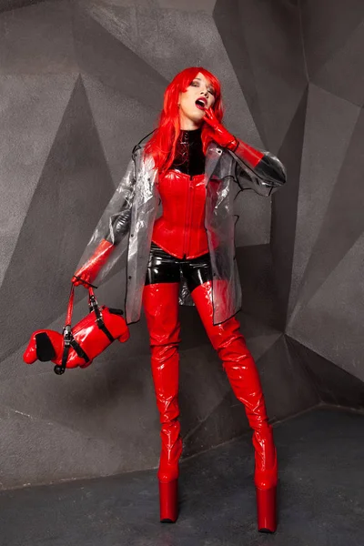 Sexy Kinky Woman Red Hair Posing Black Latex Rubber Catsuit — Stock Photo, Image