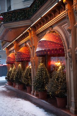 büyük şehrin ampulleri ve yeni yıl süslemeleri ile dekore edilmiş rahat sokakları