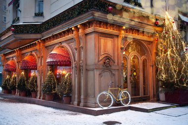 büyük şehrin ampulleri ve yeni yıl süslemeleri ile dekore edilmiş rahat sokakları