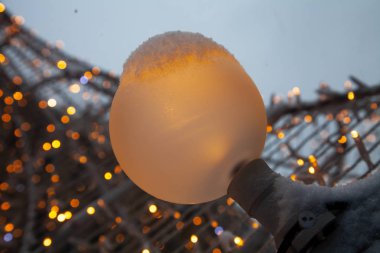 büyük şehrin ampulleri ve yeni yıl süslemeleri ile dekore edilmiş rahat sokakları