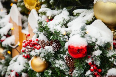 Güzel dekore edilmiş Noel ağacı