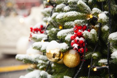 Güzel dekore edilmiş Noel ağacı