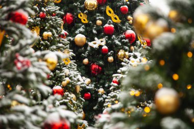 Güzel dekore edilmiş Noel ağacı