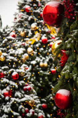 Güzel dekore edilmiş Noel ağacı