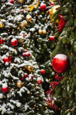 Güzel dekore edilmiş Noel ağacı