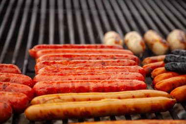 Yeni yıl Fuarı'nda açık havada kışın lezzetli sosis kızarmış