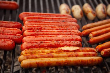 Yeni yıl Fuarı'nda açık havada kışın lezzetli sosis kızarmış