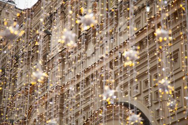 büyük şehrin ampulleri ve yeni yıl süslemeleri ile dekore edilmiş rahat sokakları